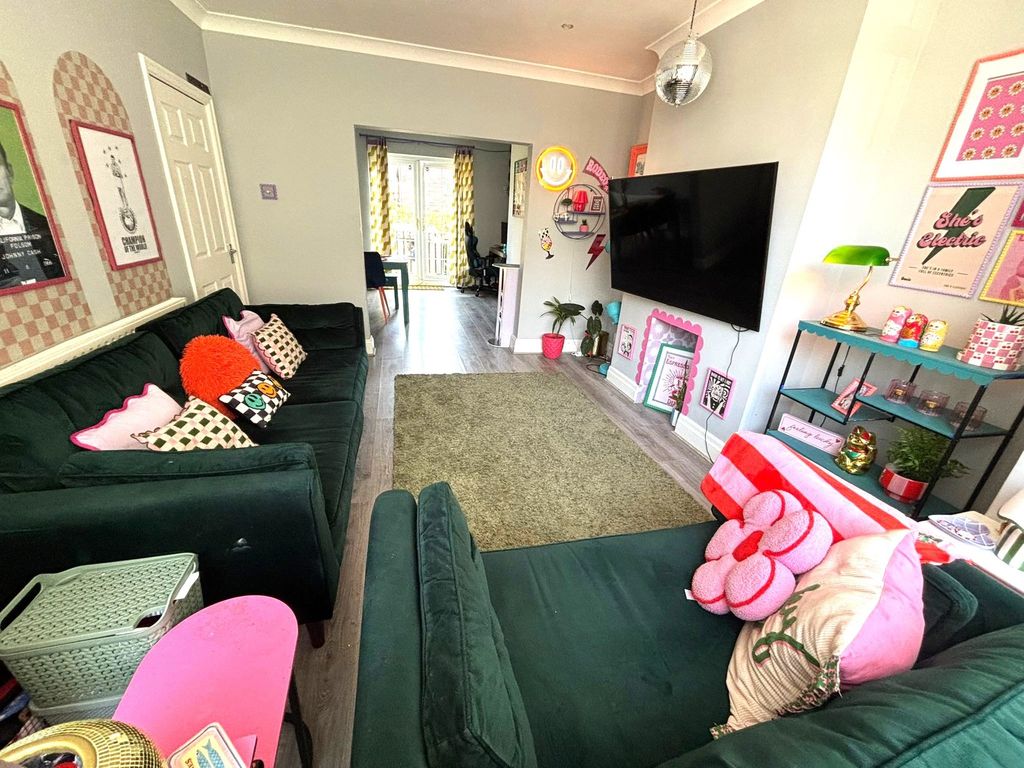 Property photo 2 of 11 Lounge