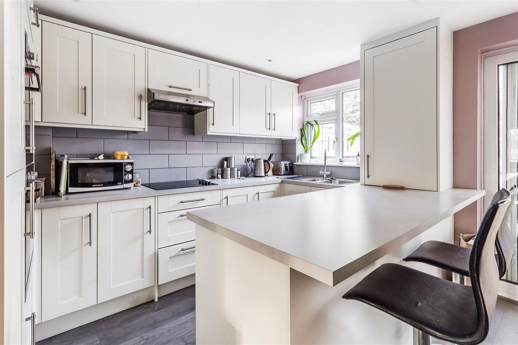 Property photo 3 of 16 20-Aquila-Close-6.Jpg