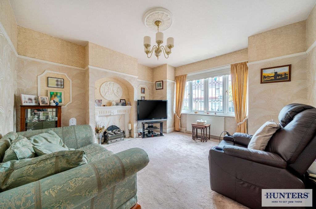 Property photo 2 of 17 Lounge