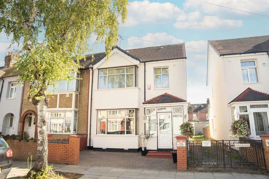 Property photo 1 of 9 4 Bed End Terrace House For Sale Ranelagh Road, Southall Ub1