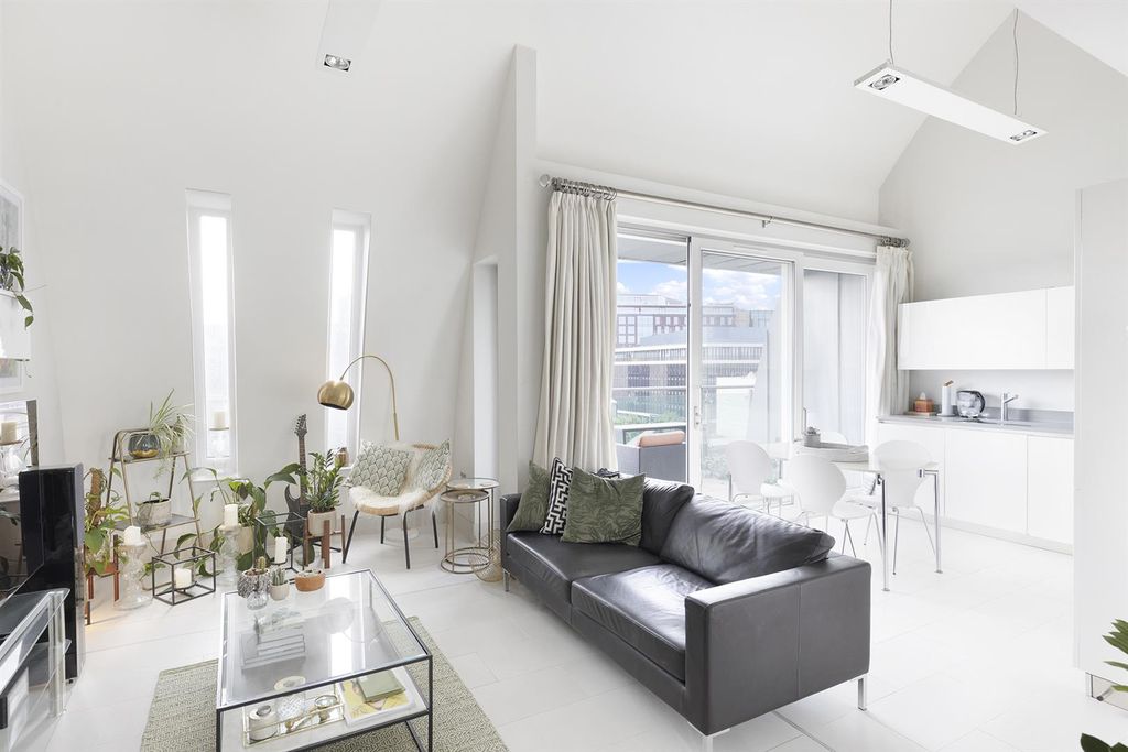 Property photo 1 of 17 Flat 5, 30, Park Stree Borough Market, London Brid