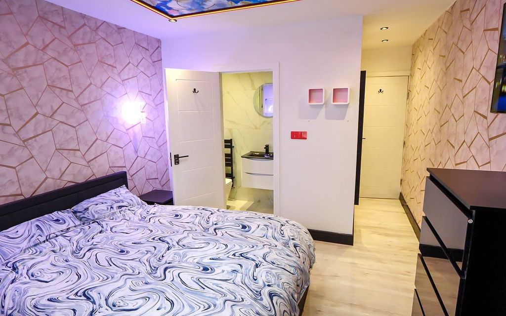 Property photo 1 of 9 A Charming Double Bedroom Featuring Modern Decor A...
