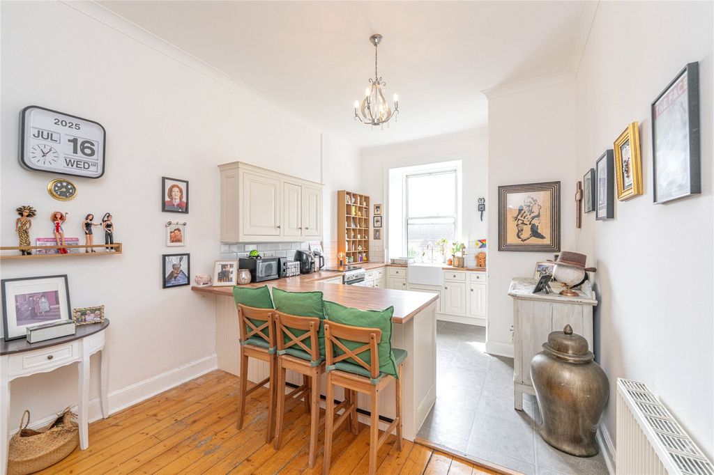 Property photo 2 of 21 Dining Kitchen