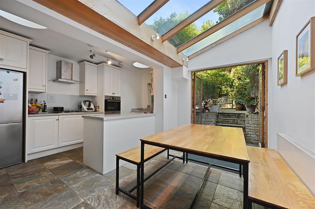 Property photo 2 of 11 Bradmore Park Road