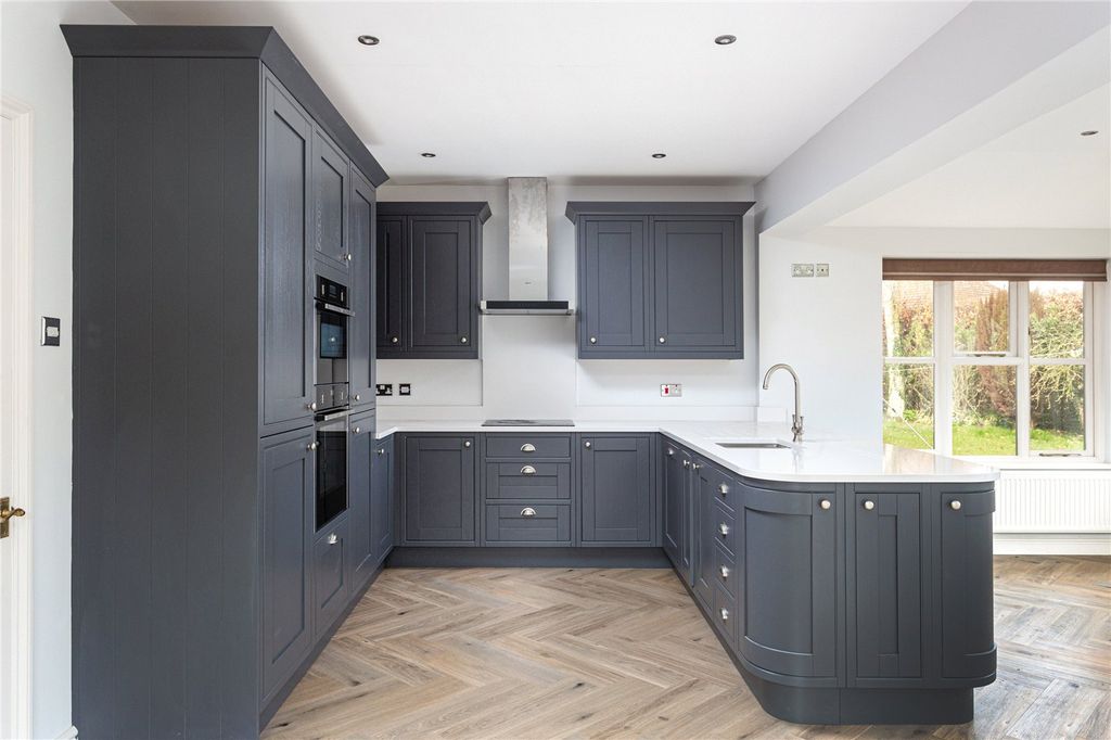 Property photo 3 of 18 Kitchen