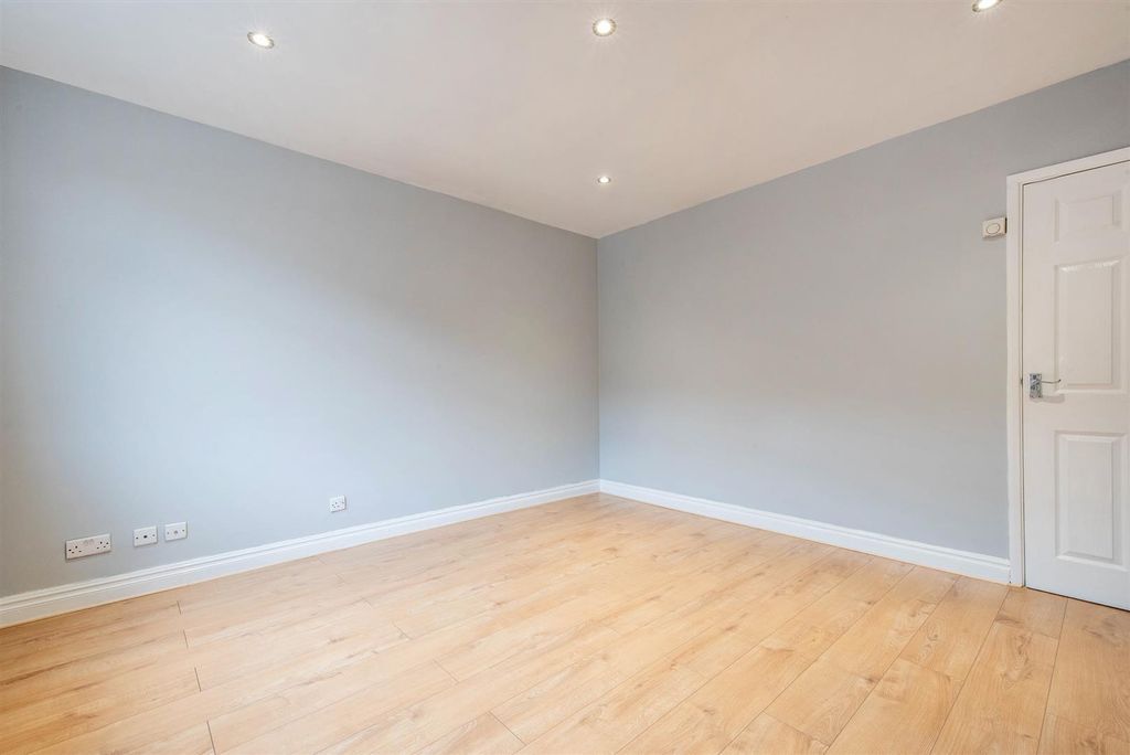 Property photo 3 of 16 Lounge