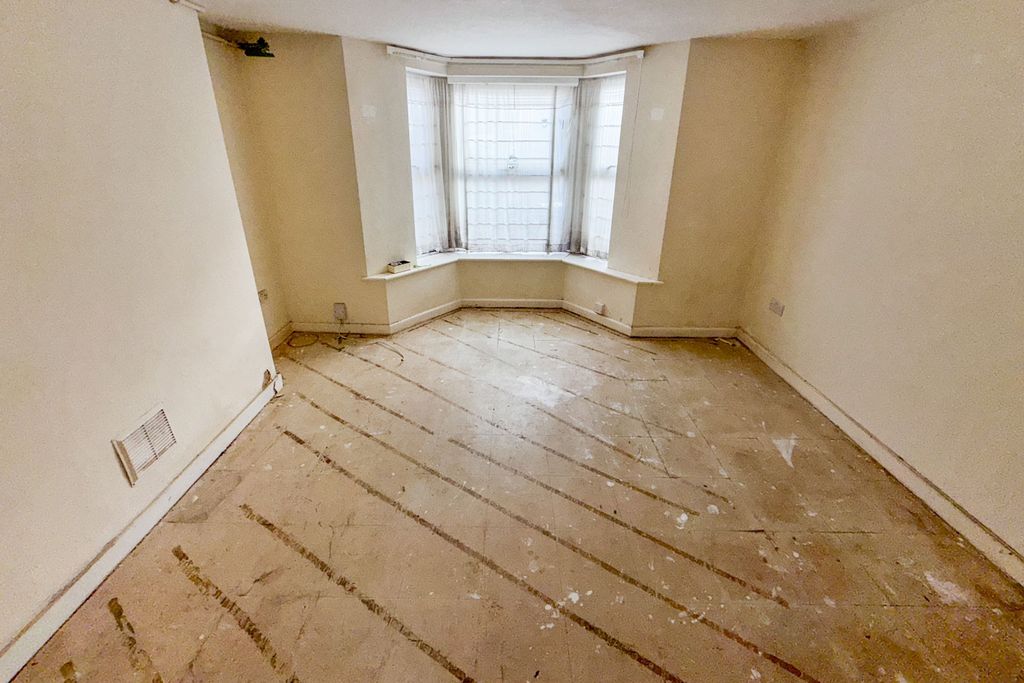 Property photo 2 of 11 Flat 1, 103 City Road, St Pauls, Bristol, Bs2 8Ul