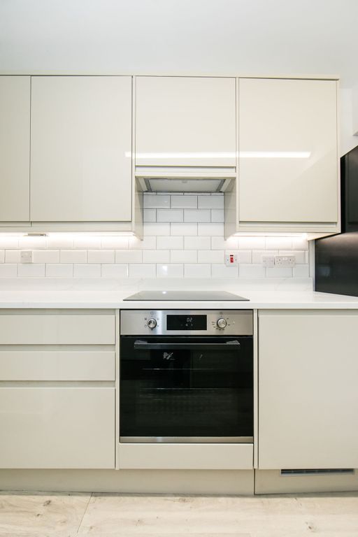 Property photo 2 of 11 Bright Modern Kitchen With Integrated Oven, Clean ...