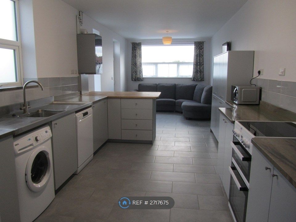 Property photo 2 of 11 Kitchen