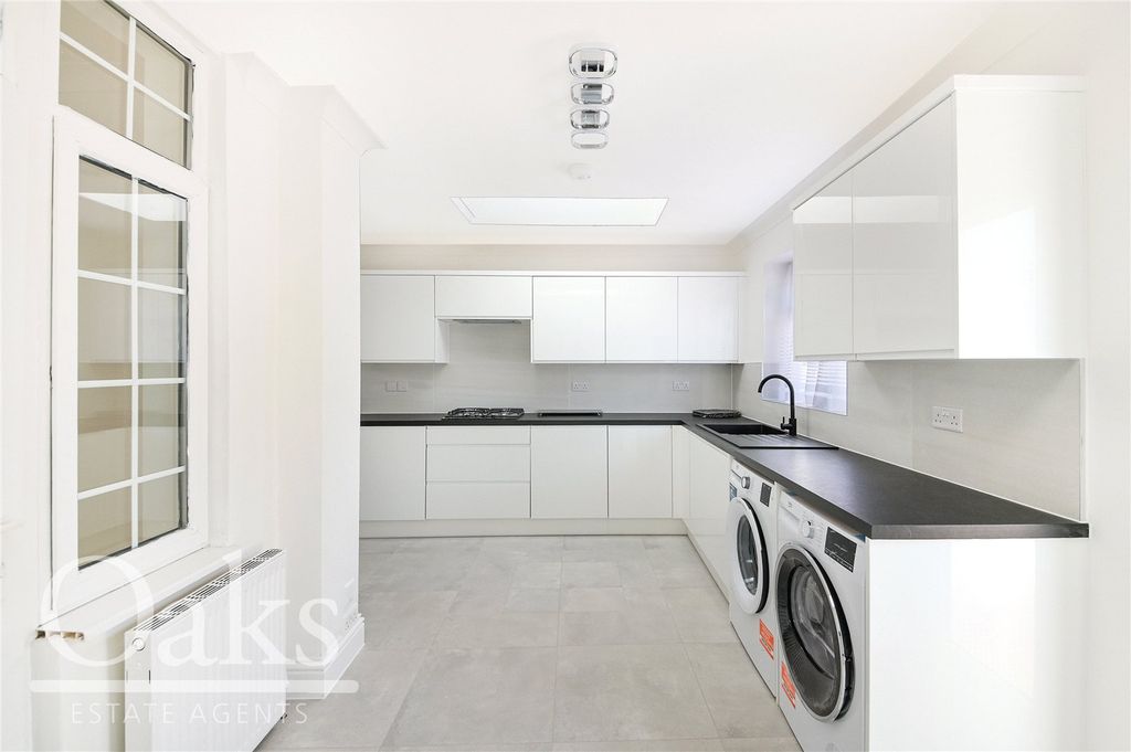 Property photo 3 of 9 Kitchen