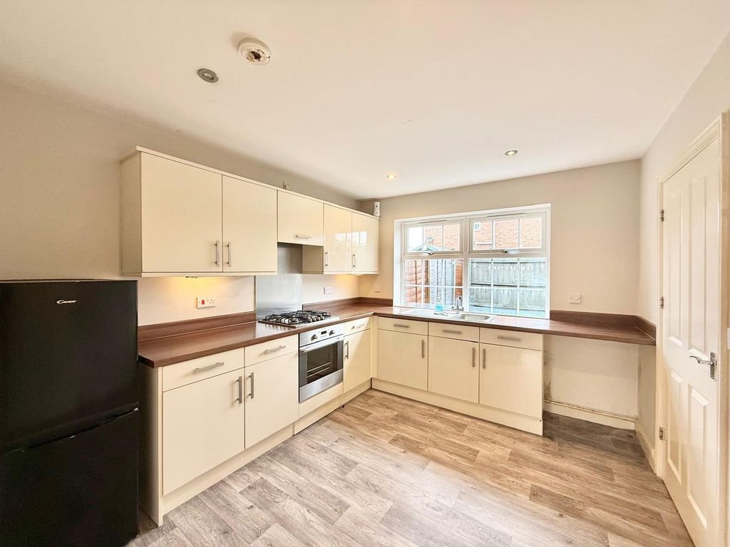 Property photo 3 of 8 Kitchen