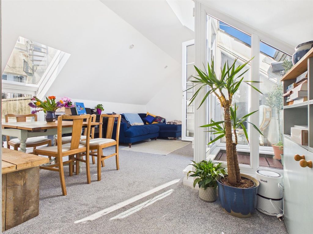 Property photo 2 of 11 Cam04311G0-Pr0113-Still012.Jpg