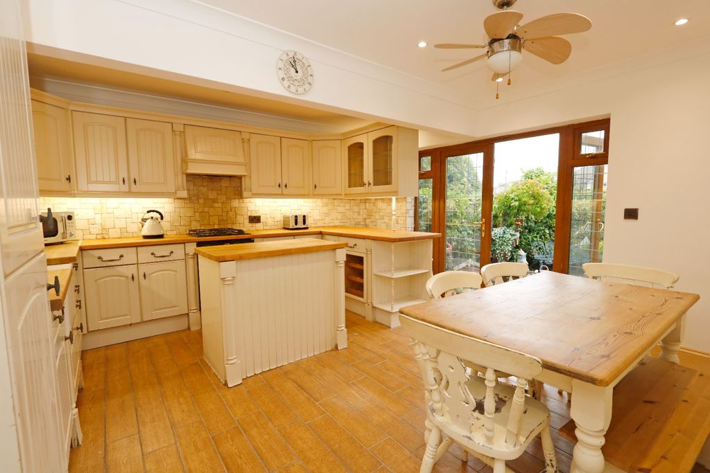 Property photo 2 of 17 4324043