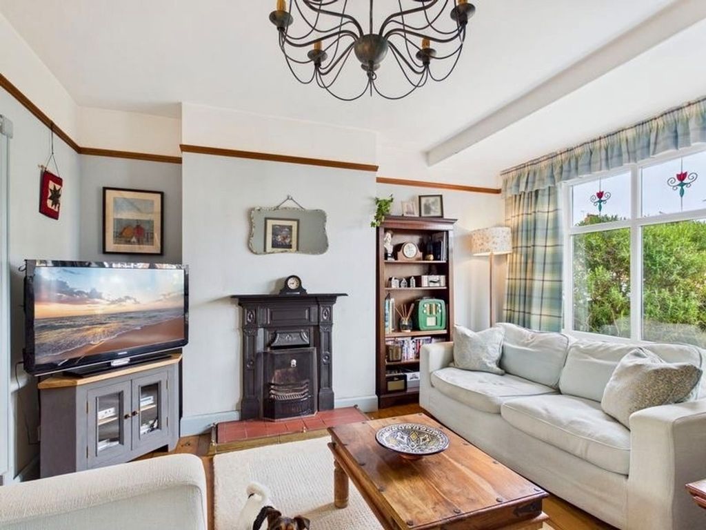 Property photo 3 of 25 Living Room