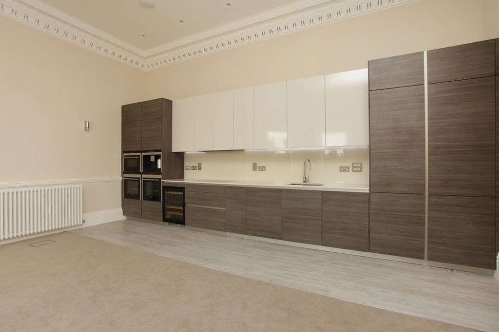 Property photo 3 of 24 Apt 4 Thirlstaine...