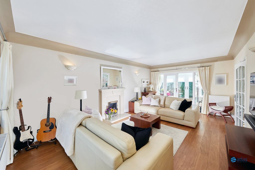 Property photo 2 of 17 Lounge