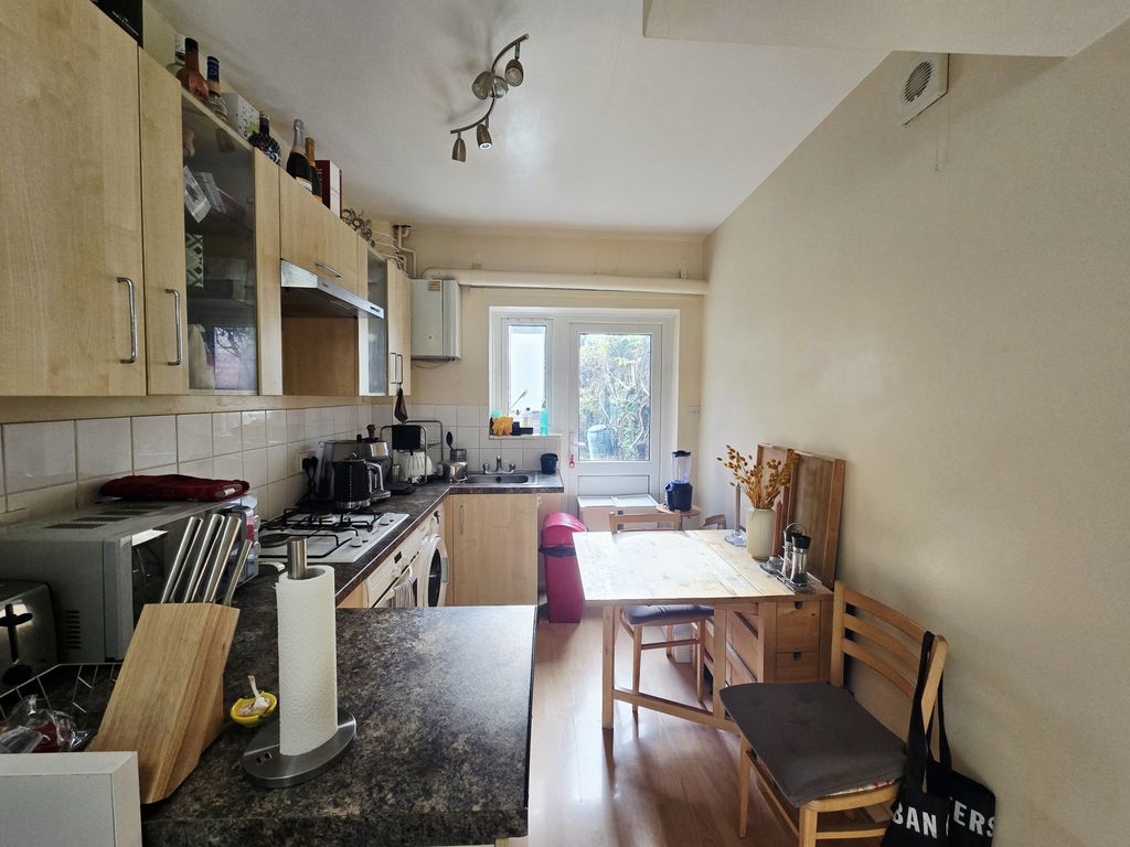 Property photo 1 of 6 Nelsons Are Proud To Present This Cosy Split Level One Bedroom Flat Located On A Lovely Residential Road Just Off Streatham High Street.