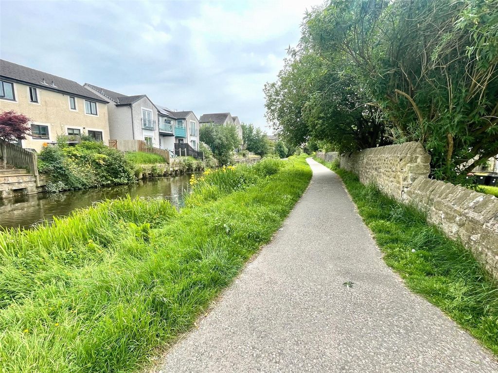 Property photo 3 of 18 Canal Close By