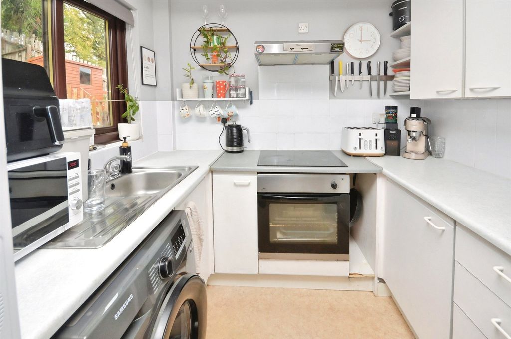 Property photo 3 of 7 Kitchen