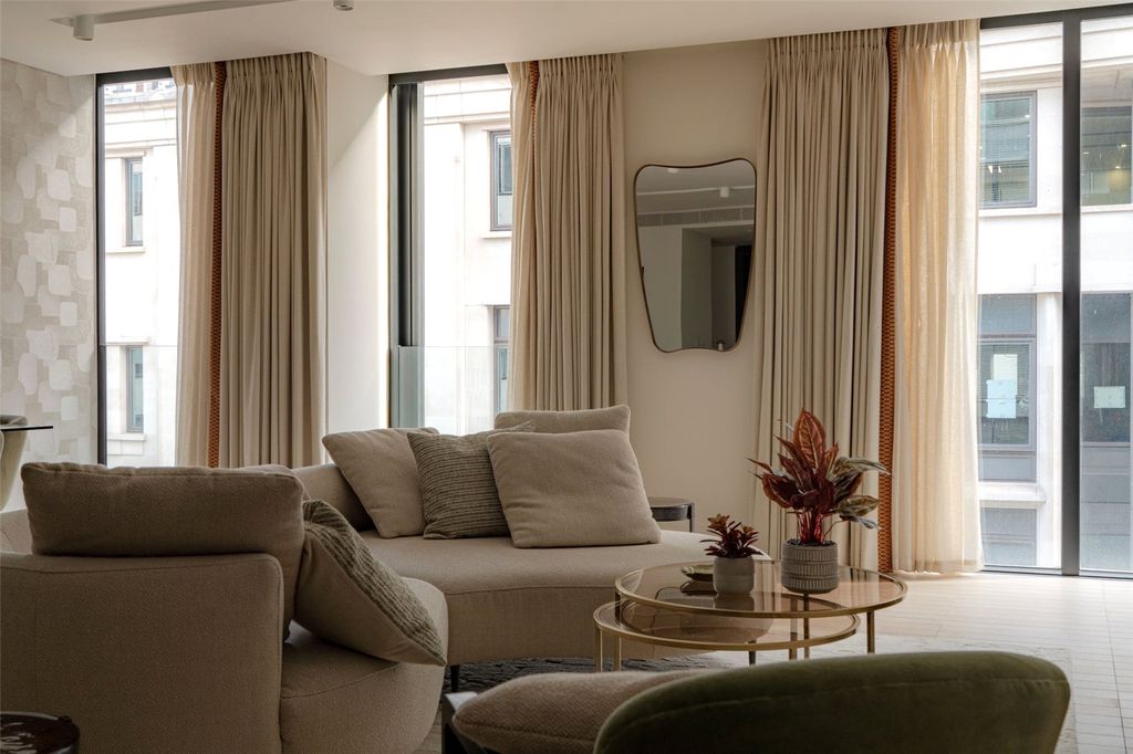 Property photo 3 of 19 Seating Space