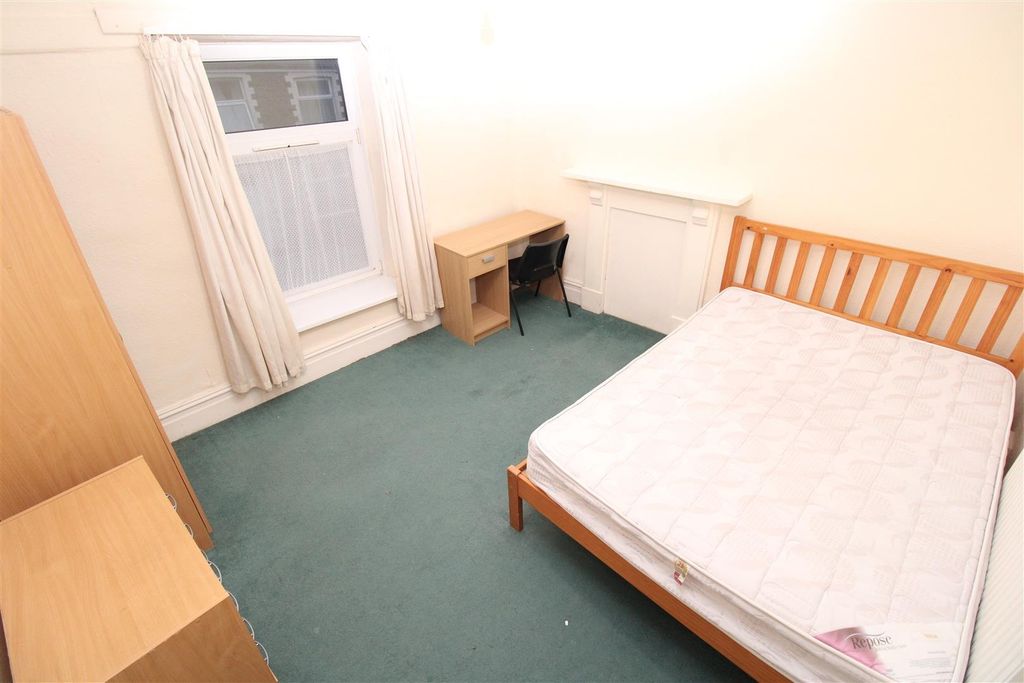 Property photo 3 of 10 Bright Double Bedroom With Study Desk And Bed...