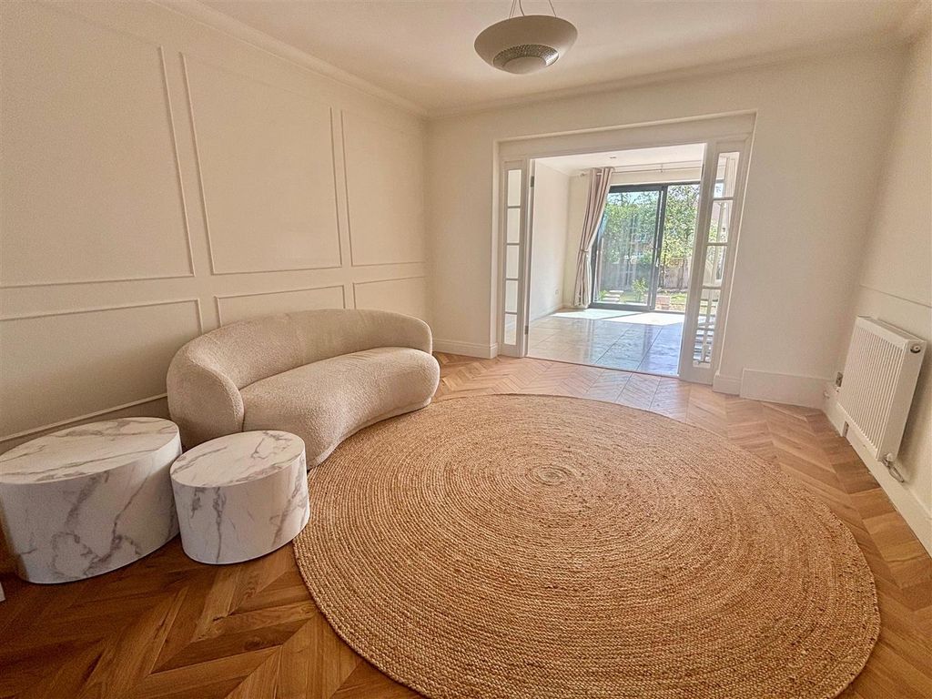 Property photo 3 of 22 Middle Room Lounge.Jpg