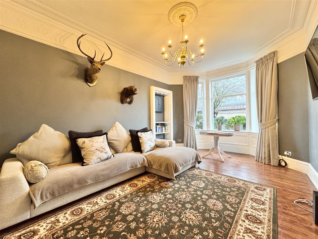 Property photo 3 of 16 Lounge