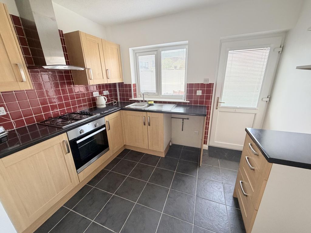 Property photo 3 of 10 Kitchen