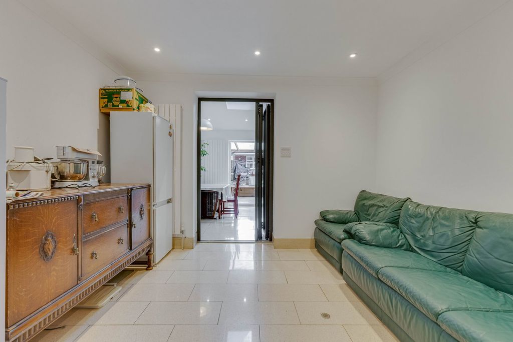 Property photo 2 of 18