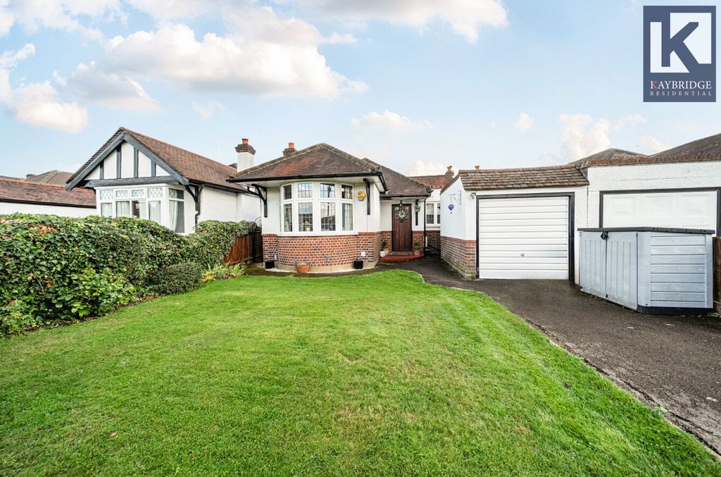 Property photo 1 of 19 Tealing Drive, Epsom