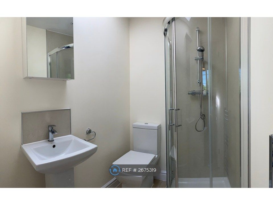 Property photo 2 of 4 En Suite Bathroom