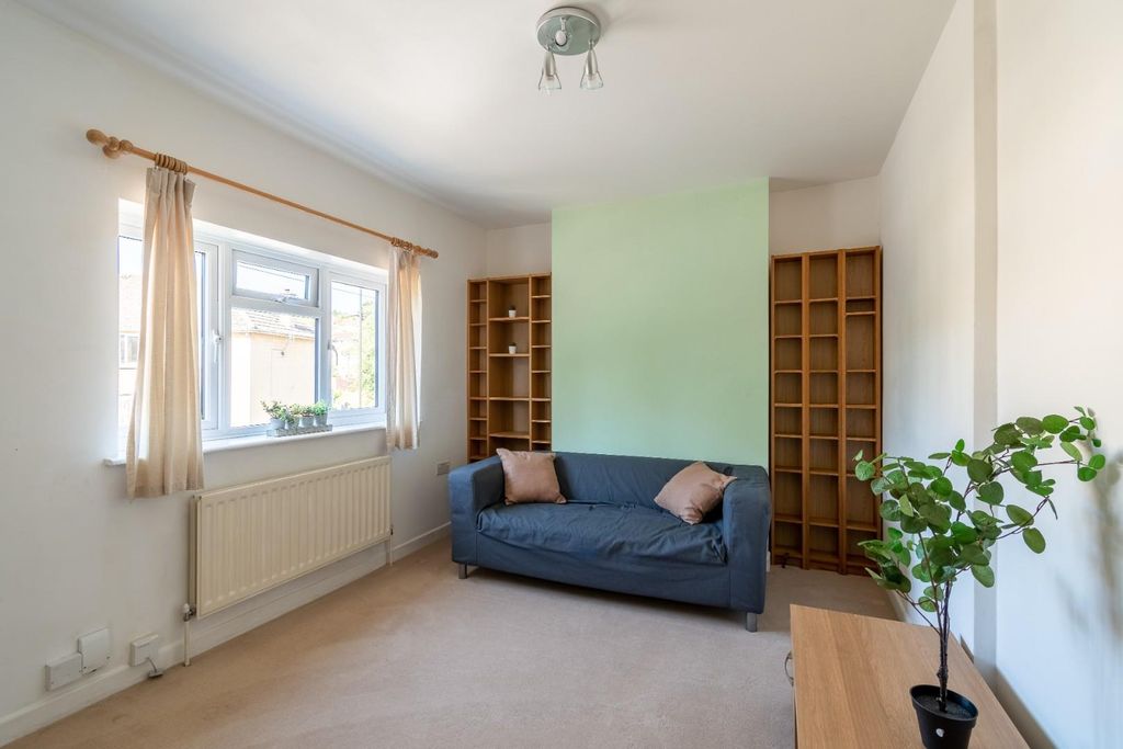 Property photo 2 of 8 102A Lymore Avenue-3.Jpg