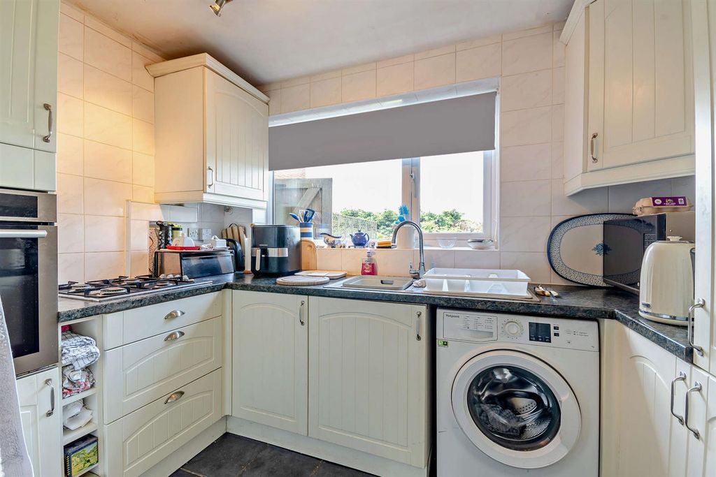Property photo 2 of 13 8691466-Interior01-800.Jpg