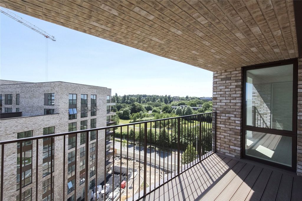 Property photo 2 of 16 Bodiam Court
