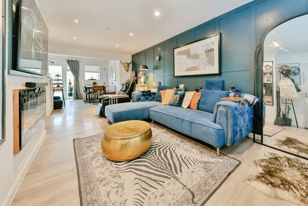 Property photo 2 of 21 Pbox-Img.Jpg