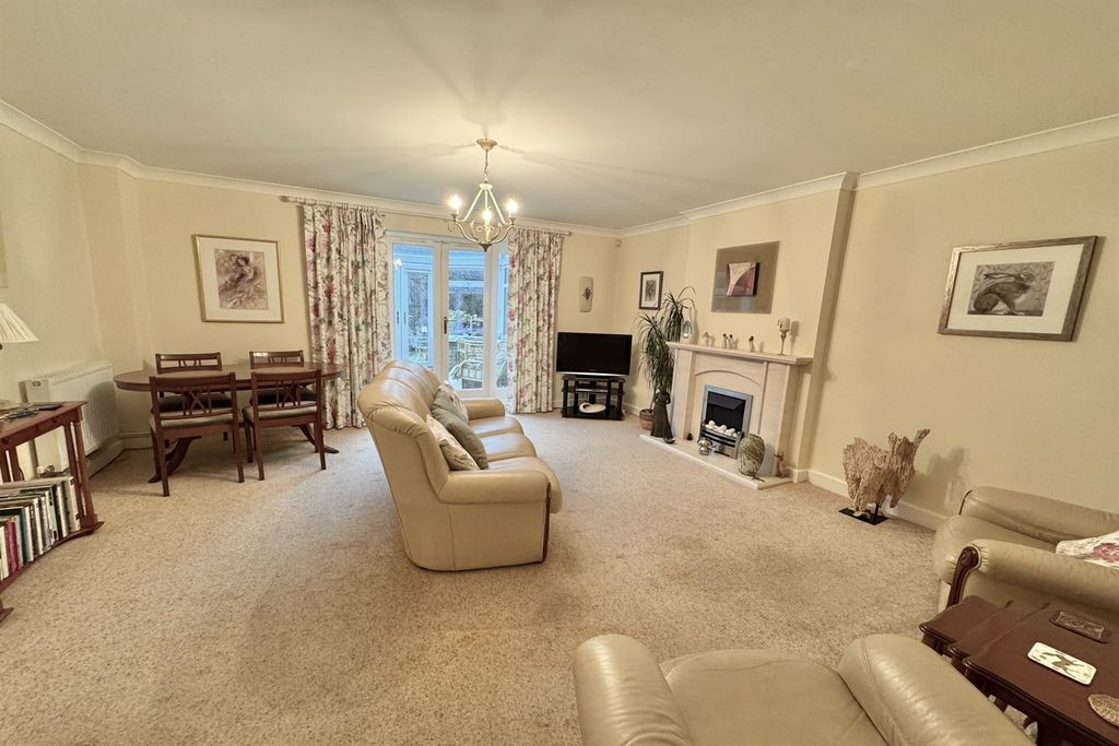 Property photo 2 of 17 Lounge/Diner