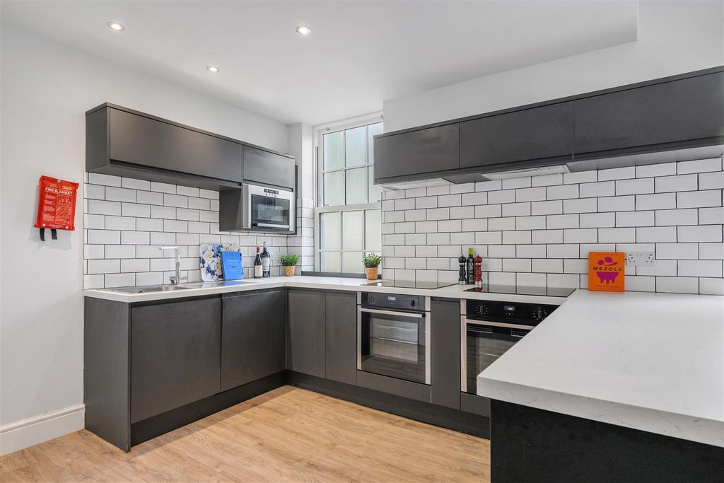 Property photo 1 of 13 1, 60 Talbot St-Hi-3.Jpg