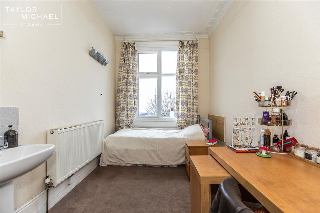 Property photo 3 of 6 Room