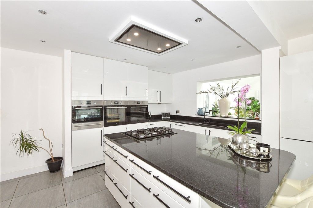 Property photo 3 of 19 Kitchen/ Breakfast Area