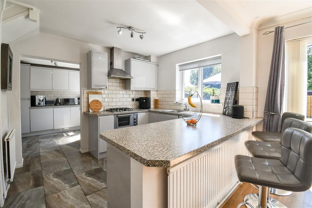Property photo 3 of 30 Kitchen / Breakfast