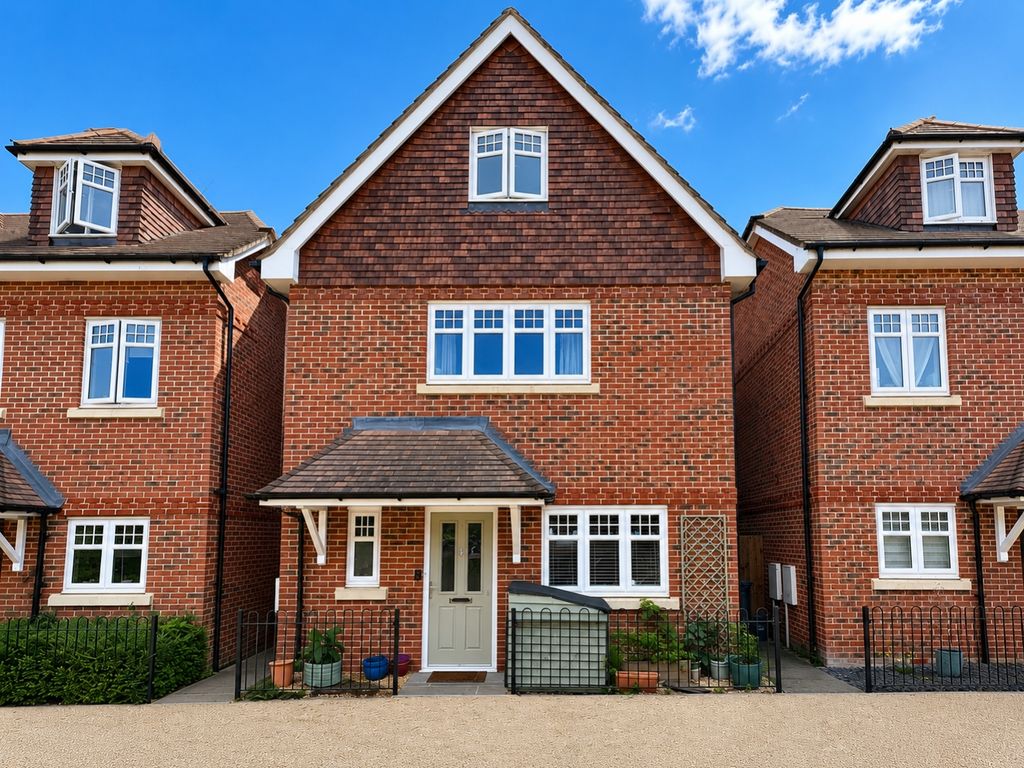Property photo 1 of 36 Ewemove Estate Agents Basingstoke - 3 Stanton Cour