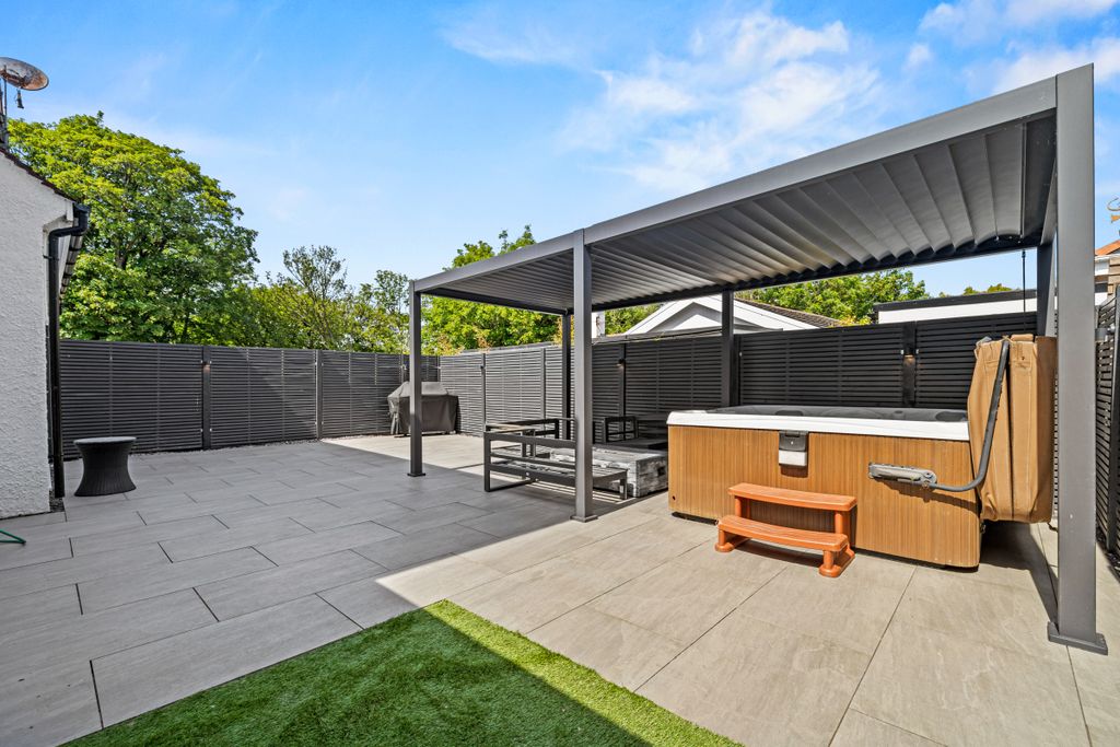 Property photo 2 of 25