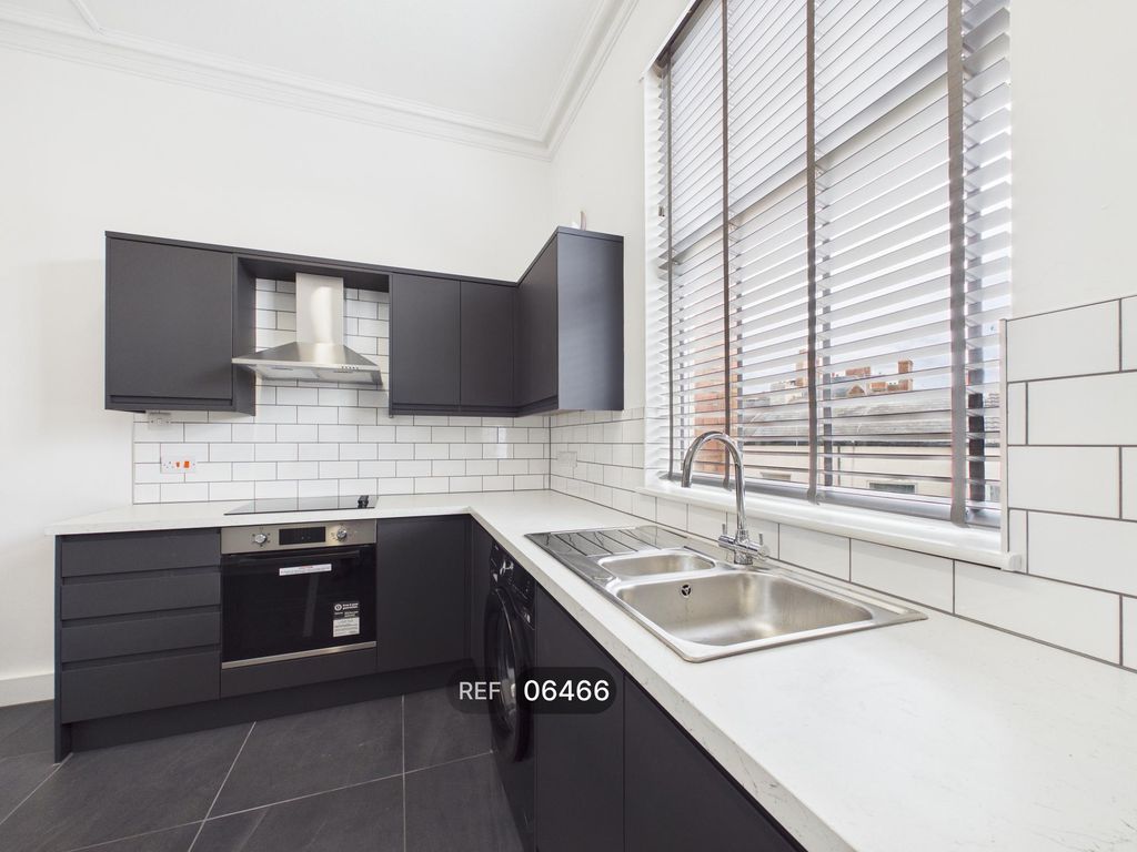 Property photo 3 of 12 Kitchen