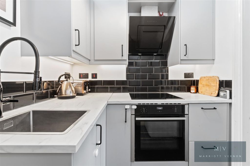 Property photo 2 of 16 Aberdeen Road 14 F1 MV-4.Jpg