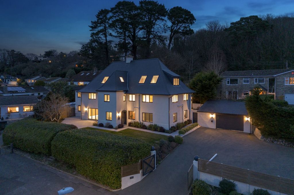 Property photo 2 of 25 Overton House Dusk