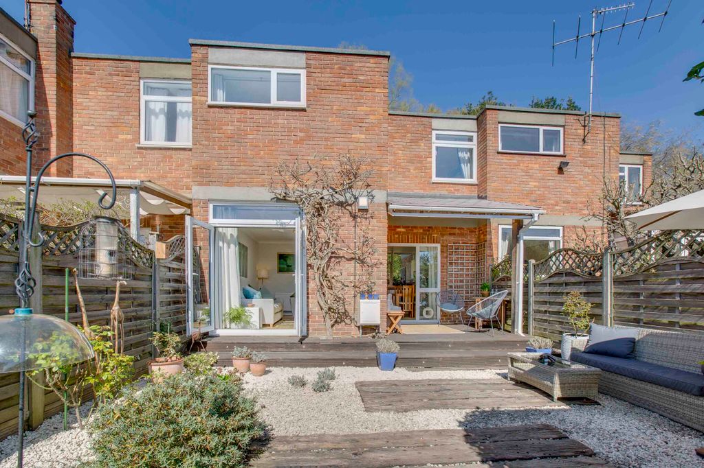 Property photo 1 of 16 7 Eastern Drive, Sl8 5HQ (Low Res)-10