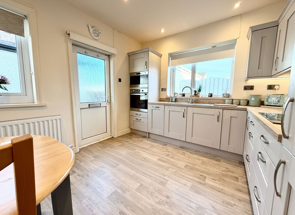 Property photo 3 of 16 Dining Kitchen