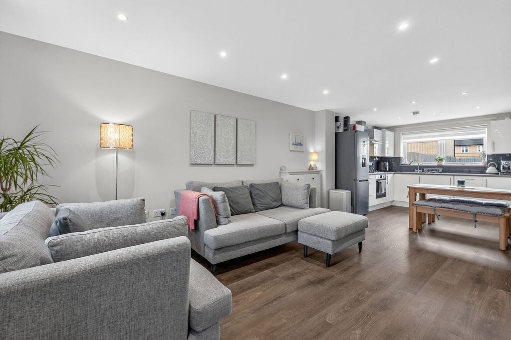 Property photo 2 of 25