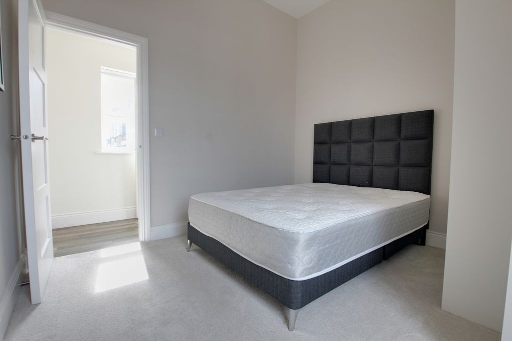 Property photo 3 of 9 Double Bedroom