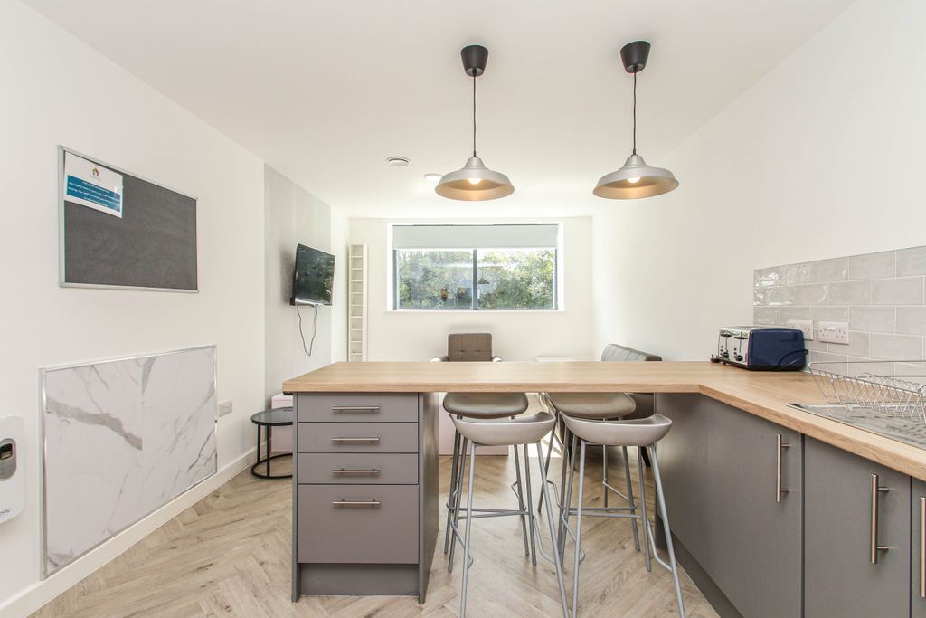 Property photo 3 of 24 Communal Kitchen 2(1)